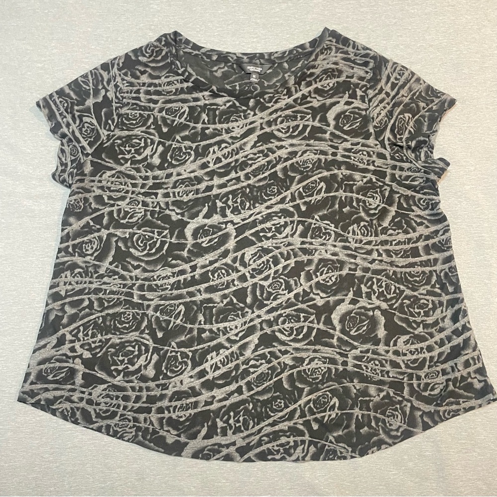 Simply Vera Wang 1X Black White Floral Blouse Wavy Pleats Short Sleeve Top